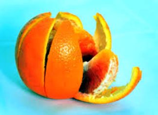 Ζαχαρώστε της Φλούδες του Πορτοκαλιού και Καλύπτετε με Σοκολάτα