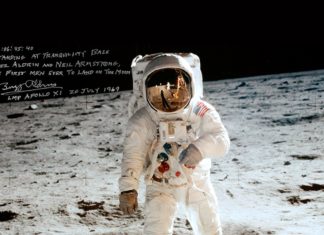 1,8 εκατ. δολάρια για τη φεγγαρόσκονη που μάζεψε ο Αρμστρονγκ