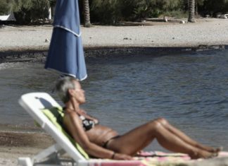 Στη Γλυφάδα έφτασε η πετρελαιοκηλίδα