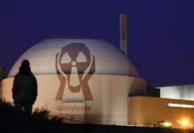 Γαλλία: Ακτιβιστές της Greenpeace έριξαν πυροτεχνήματα σε πυρηνικό σταθμό