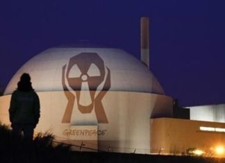 Γαλλία: Ακτιβιστές της Greenpeace έριξαν πυροτεχνήματα σε πυρηνικό σταθμό