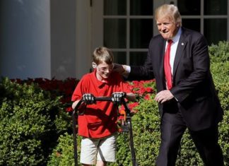 Λευκός Οίκος: 11χρονος θαυμαστής του Τραμπ κούρεψε εθελοντικά το γκαζόν