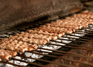 Αυτά είναι τα καλύτερα σουβλάκια της Αθήνας!