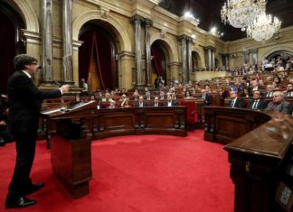 Ο πρόεδρος της Καταλονίας υπέγραψε έγγραφο για την ανακήρυξη της ανεξαρτησίας