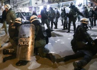 Επεισόδια στη Θεσσαλονίκη: Αντιεξουσιαστές εκτόξευσαν αντικείμενα εναντίον των ΜΑΤ