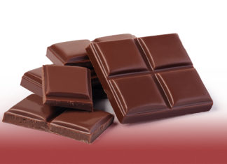 Οι απαραίτητες βιταμίνες για μετά τα 40 σε δύο κομμάτια σοκολάτας