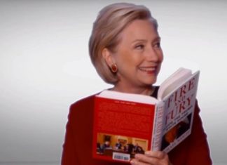 Πώς η Χίλαρι Κλίντον έκλεψε την παράσταση στα Grammy