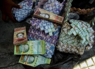 Απίστευτο: Στη Βενεζουέλα πλέκουν… καλάθια με χαρτονομίσματα λόγω της υποτίμησης