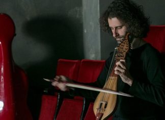 Γιόχαν Σεμπάστιαν Μπαχ με τετράχορδη κρητική λύρα