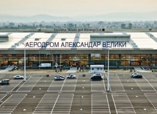 Στα Σκόπια ξηλώνουν τις πινακίδες, στις Βρυξέλλες βιάζονται να τους βάλουν στην ΕΕ