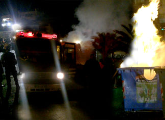 Στις φλόγες η Μυτιλήνη – Βίαιες συγκρούσεις των ΜΑΤ με κατοίκους της Λέσβου για το μεταναστευτικό (ΒΙΝΤΕΟ)