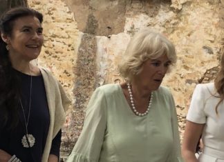 Φωτορεπορτάζ της Athens Voice από την επίσκεψη της Καμίλα στη Μονή Καισαριανής