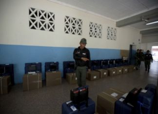 Χωρίς αντίπαλο στις κάλπες ο Μαδούρο