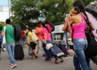 Οι μητέρες της μεγάλης φυγής – Γιατί οι μέλλουσες μαμάδες εγκαταλείπουν τη Βενεζουέλα για τη Βραζιλία; (εικόνες, video)