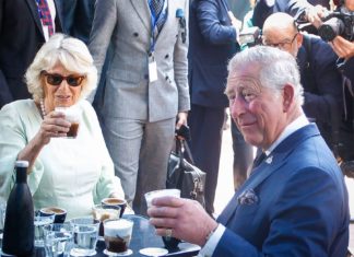 Κάρολος και Καμίλα ήπιαν φρέντο καπουτσίνο χωρίς καλαμάκι – Για ποιο λόγο (εικόνες)