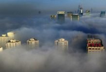 Φτιάχνουν καμινάδες… ως τον ουρανό για να καθαρίσουν την ατμόσφαιρα