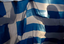 Guardian: Κανείς δεν πιστεύει ότι η Ελλάδα θα αποπληρώσει το χρέος