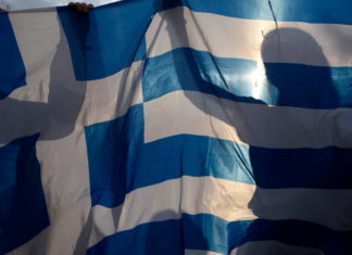 Guardian: Κανείς δεν πιστεύει ότι η Ελλάδα θα αποπληρώσει το χρέος