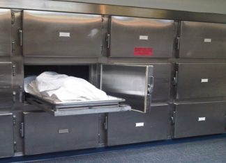 Πρωτοφανής γκάφα: Είχαν ζωντανή γυναίκα σε ψυγείο νεκροτομείου!