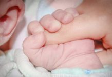 Πρόλαβε μόνο να πάρει το νεογέννητο γιο της αγκαλιά, έπεσε σε κώμα και πέθανε