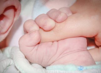 Πρόλαβε μόνο να πάρει το νεογέννητο γιο της αγκαλιά, έπεσε σε κώμα και πέθανε