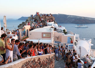 Η Σαντορίνη δοκιμάζει τις αντοχές της