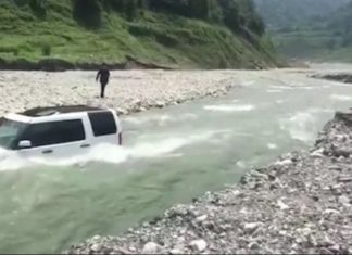 Εξηνταβελόνης Κινέζος ρίχνει το αυτοκίνητό του σε ποτάμι για να το…πλύνει