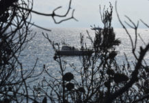 “Ήταν ένα κοριτσάκι νεκρό στα βράχια, ένα παιδάκι μόνο του” – Ρίγη προκαλεί η μαρτυρία του αστυνομικού της ομάδας ΔΙΑΣ