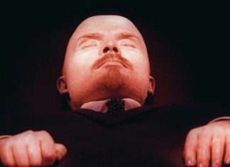 Ζωντανός ο Λένιν; H viral φωτό με νοσοκόμους να μπαίνουν στο Μαυσωλείο του